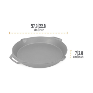 Extra grote gietijzeren Petromax skillet fp50-t met een diameter van 50 cm, voorzien van twee korte zijhandgrepen en schenktuiten voor grote groepen.