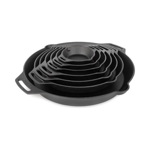 Extra grote gietijzeren Petromax skillet fp50-t met een diameter van 50 cm, voorzien van twee korte zijhandgrepen en schenktuiten voor grote groepen.