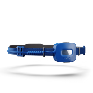 Achteraanzicht van de blauwe BioLite HeadLamp 440 hoofdlamp met het accupack, voorzien van een knop en oplaadindicator.