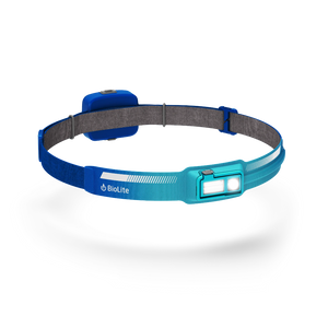 BioLite HeadLamp 440 oplaadbare hoofdlamp in blauw met heldere witte leds en een verstelbare hoofdband, zichtbaar tegen zwarte achtergrond.