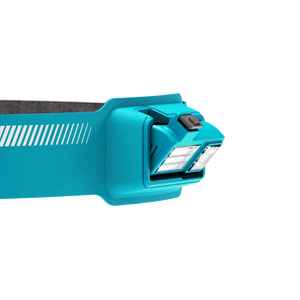 Close-up van de blauwe BioLite HeadLamp 440 voorlamp die naar beneden gekanteld kan worden voor gerichte verlichting.