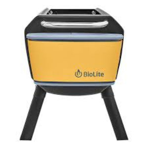 BioLite FirePit plus gebruikt als draagbare barbecue grill in de buitenlucht met vlees en groenten op het rooster