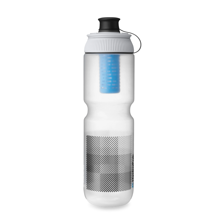 Hydrapak Breakaway waterfilter fles 880 ml in Frost HP Blue waarmee water wordt gegeven aan een hond tijdens het wandelen