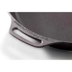 Grote gietijzeren Petromax skillet fp40 met een diameter van 40 cm, voorzien van een lange steel, tegenhandgreep en schenktuiten voor outdoor koken.