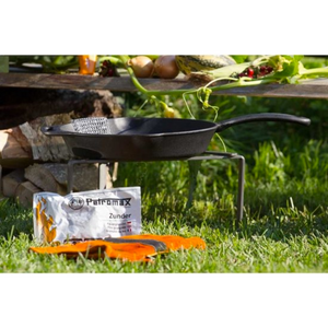 Grote gietijzeren Petromax skillet fp40 met een diameter van 40 cm, voorzien van een lange steel, tegenhandgreep en schenktuiten voor outdoor koken.