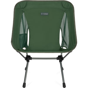 Helinox Chair One olijfgroene campingstoel met zwart frame en ventilatiegaas van voren