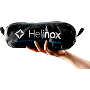 Helinox Chair One zwarte draagtas met logo waarin de opgevouwen stoel past