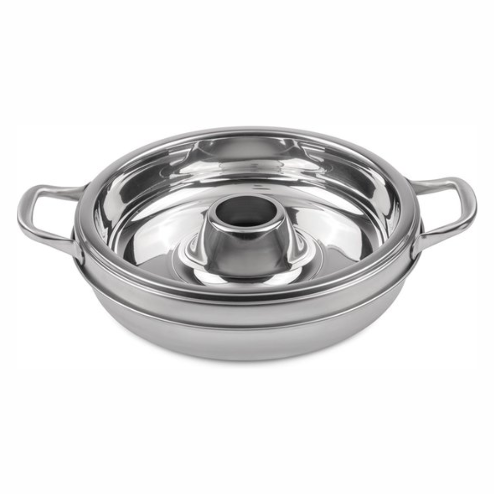 Driedelige roestvrijstalen Petromax camping oven met een ringvormige bakvorm en deksel voor het bakken op kampeerkooktoestellen.