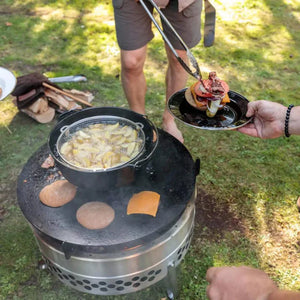 Roestvrijstalen Petromax frituurmand van fijn gaaswerk met handgreep, geschikt voor het frituren en koken in een Dutch Oven.