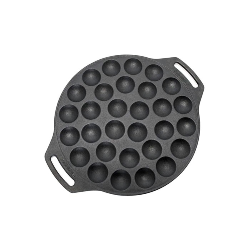 Ronde gietijzeren Petromax poffertjespan met een vlakke bodem en twee handgrepen voor het bakken van 30 poffertjes op open vuur.
