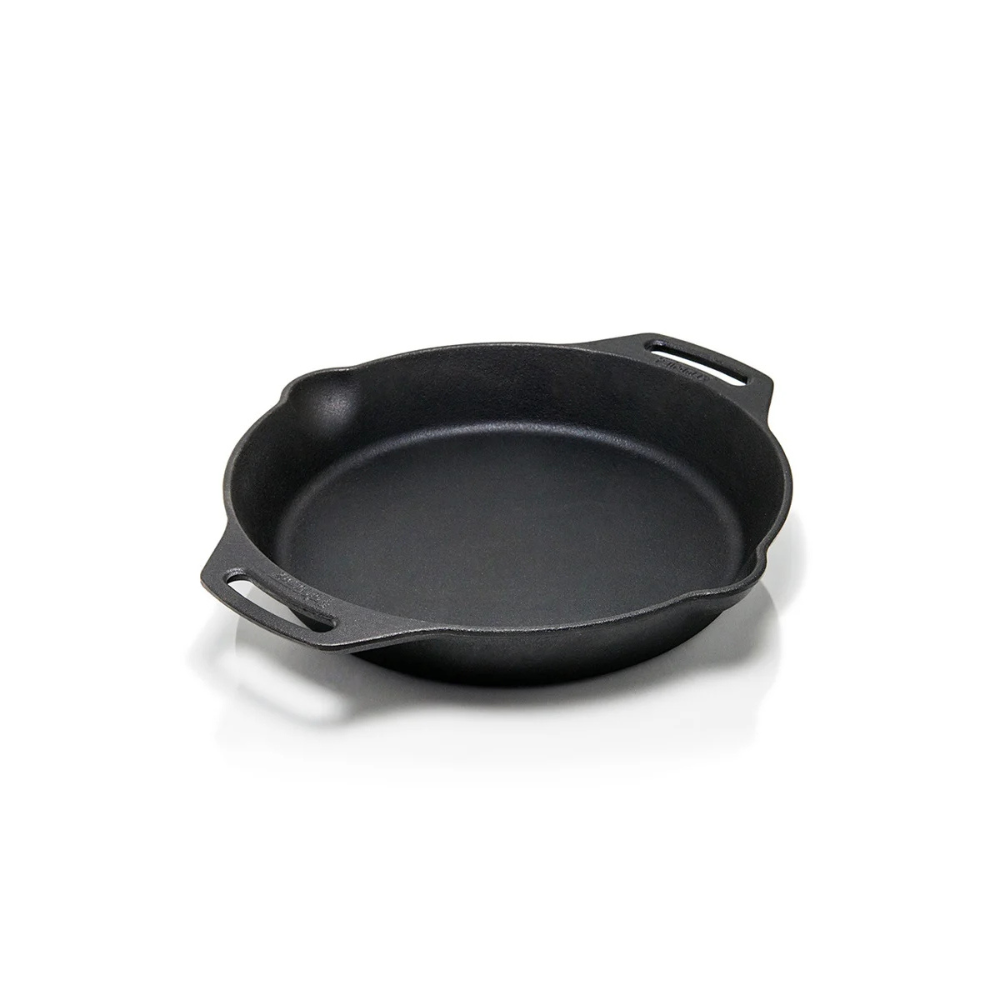 Gietijzeren Petromax skillet fp30h met een diameter van 30 cm, voorzien van twee korte zijhandgrepen en schenktuiten voor barbecues en ovens.