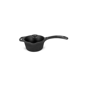 Kleine gietijzeren Petromax steelpan kr1 met een inhoud van 0,5 liter, inclusief deksel, lange steel en geïntegreerde schenktuit.