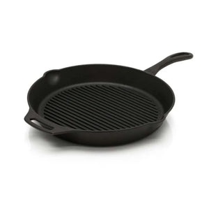 Gietijzeren Petromax grill skillet van 35 cm met een geribbelde bodem voor grillstrepen en handige schenktuiten aan de zijkanten.