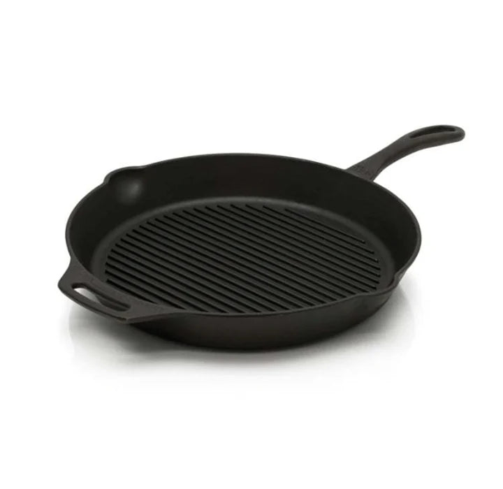 Gietijzeren Petromax grill skillet van 35 cm met een geribbelde bodem voor grillstrepen en handige schenktuiten aan de zijkanten.