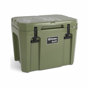 Robuuste olijfgroene Petromax kx25 passieve koelbox van 25 liter met dikke PU-isolatie en rubberen sluitingen voor kamperen zonder stroom.