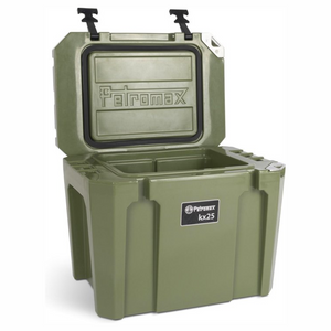 Robuuste olijfgroene Petromax kx25 passieve koelbox van 25 liter met dikke PU-isolatie en rubberen sluitingen voor kamperen zonder stroom.