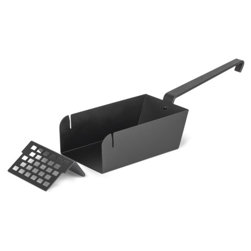 Zwart stalen Petromax kolenschep met een vlak blad en een gebogen handgreep voor het verplaatsen van as en briketten.
