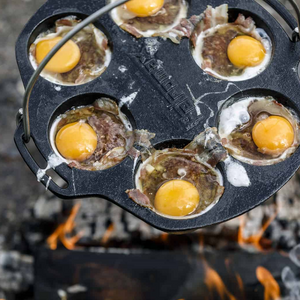 Gietijzeren Petromax mf6 muffinvorm met 6 inkepingen en een metalen draagbeugel voor het bakken van muffins boven open vuur.