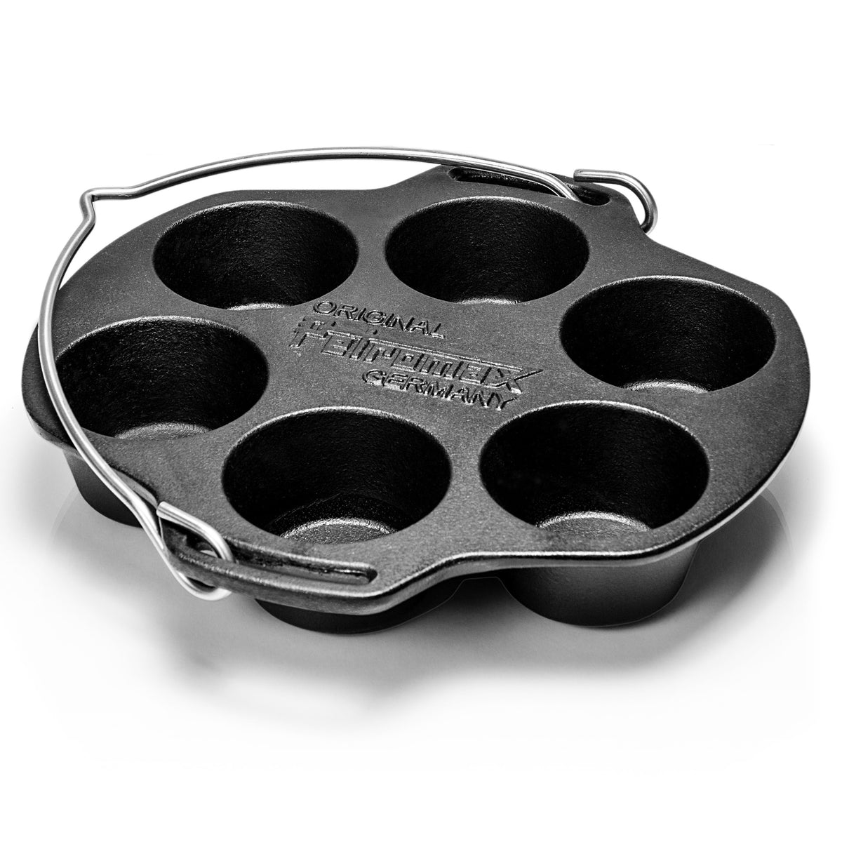 Gietijzeren Petromax mf6 muffinvorm met 6 inkepingen en een metalen draagbeugel voor het bakken van muffins boven open vuur.