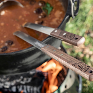 Roestvrijstalen Petromax pollepel met een lange handgreep en ophangoog voor het opscheppen van stoofpotten uit een Dutch Oven.