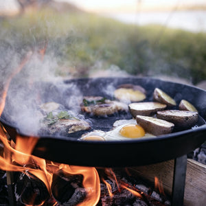 Gietijzeren Petromax skillet fp25h met een diameter van 25 cm, uitgerust met twee zijdelingse handgrepen en schenktuiten voor outdoor koken.