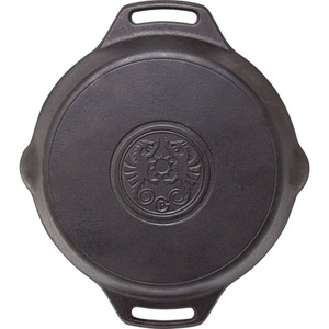 Grote gietijzeren Petromax skillet fp40h met een diameter van 40 cm, voorzien van twee korte handgrepen en schenktuiten voor barbecues en open vuur.