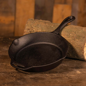 Petromax gietijzeren skillet fp25 met een diameter van 25 cm, voorzien van steel en twee schenktuiten voor outdoor koken.