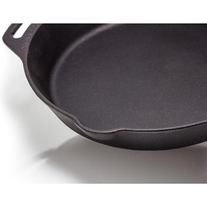 Grote gietijzeren Petromax skillet fp40 met een diameter van 40 cm, voorzien van een lange steel, tegenhandgreep en schenktuiten voor outdoor koken.