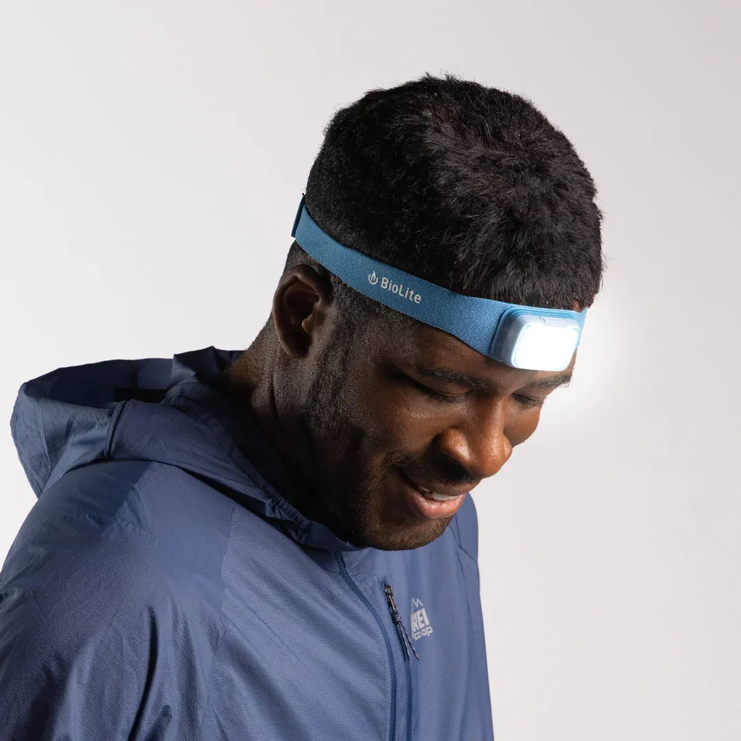 BioLite HeadLamp oplaadbare LED-hoofdlamp met blauwe band gedragen door een man
