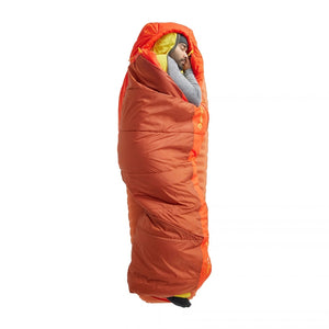 Persoon slaapt in de Sea to Summit Hamelin Synthetic -1 Long slaapzak, bovenzijde is oranje, onderzijde rood