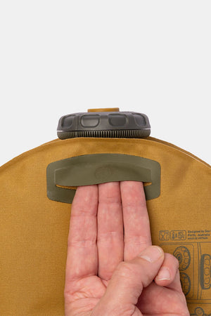 Sea to Summit Watercell X Burnt Olive detail van de stevige bevestigingshandgreep met hand