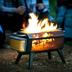 Ingeklapte BioLite FirePit plus met opgevouwen poten, klaar om mee te nemen naar de camping