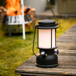 Zwarte Petromax LED lantaarn in klassiek retro design met dimbare verlichting en draaghendel voor op de camping.