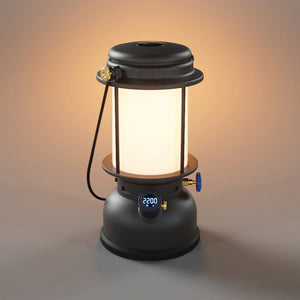 Zwarte Petromax LED lantaarn in klassiek retro design met dimbare verlichting en draaghendel voor op de camping.