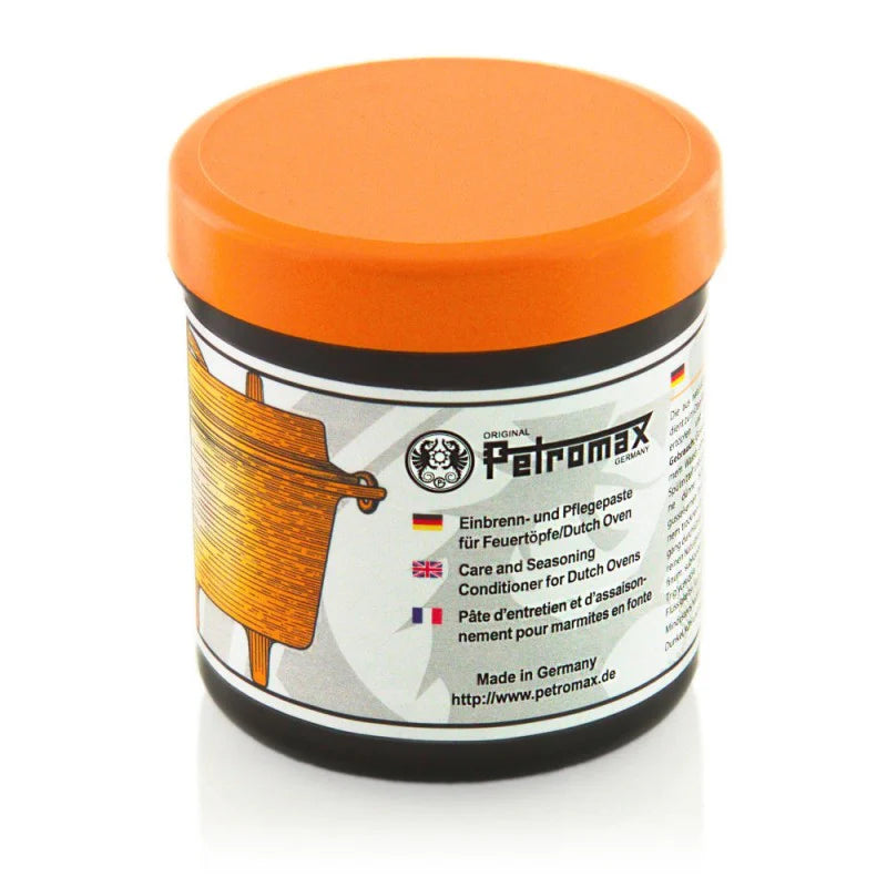 Een potje Petromax onderhoudswax voor gietijzer en vuurijzer, ideaal voor het inbranden en beschermen van Dutch Ovens tegen roest.