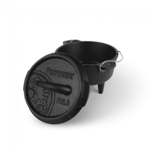 Mini gietijzeren Petromax ft0.5 Dutch Oven met pootjes en een inhoud van 0,56 liter voor sauzen en kleine outdoor gerechten.