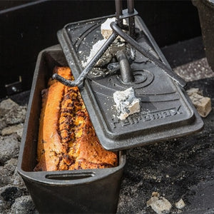 rechthoekige gietijzeren petromax pan k4 met vlakke bodem voor brood maken in de natuur boven een open vuur