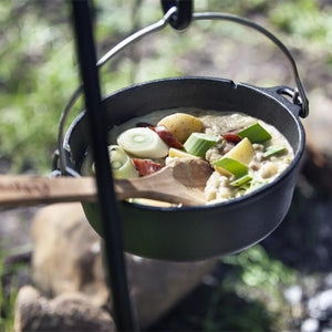 Compacte gietijzeren Petromax ft3 Dutch Oven met pootjes en een inhoud van 1,6 liter voor koken in hete kolen.