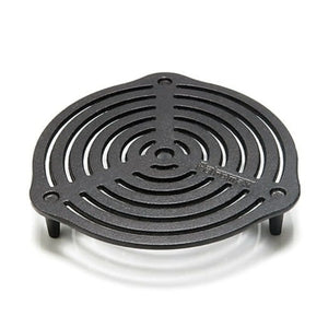 Ronde gietijzeren Petromax onderzetter van 23 cm met pootjes en een opengewerkt patroon voor het stabiel neerzetten van hete Dutch Ovens.