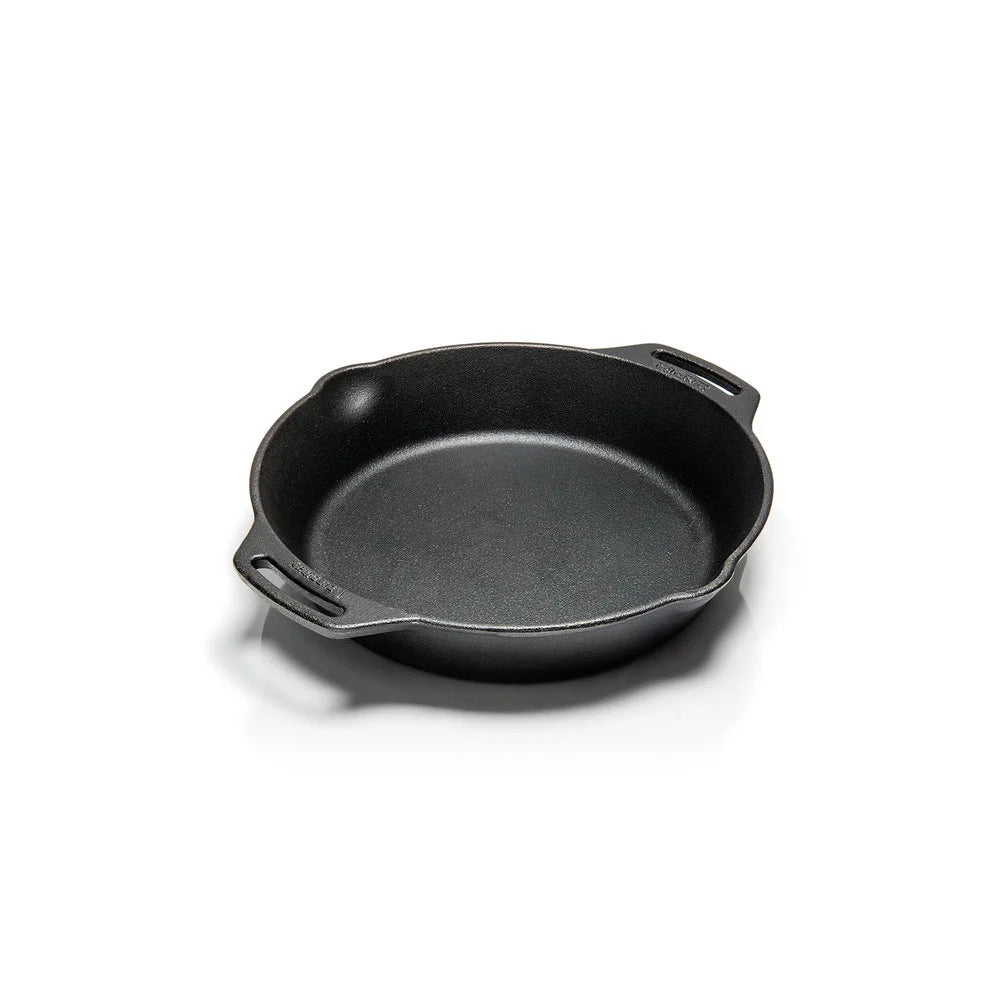 Gietijzeren Petromax skillet fp25h met een diameter van 25 cm, uitgerust met twee zijdelingse handgrepen en schenktuiten voor outdoor koken.