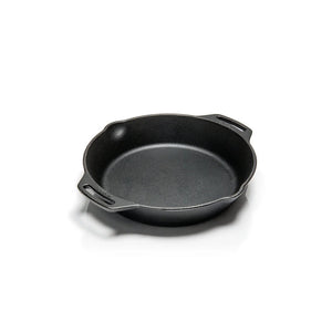 Gietijzeren Petromax skillet fp25h met een diameter van 25 cm, uitgerust met twee zijdelingse handgrepen en schenktuiten voor outdoor koken.