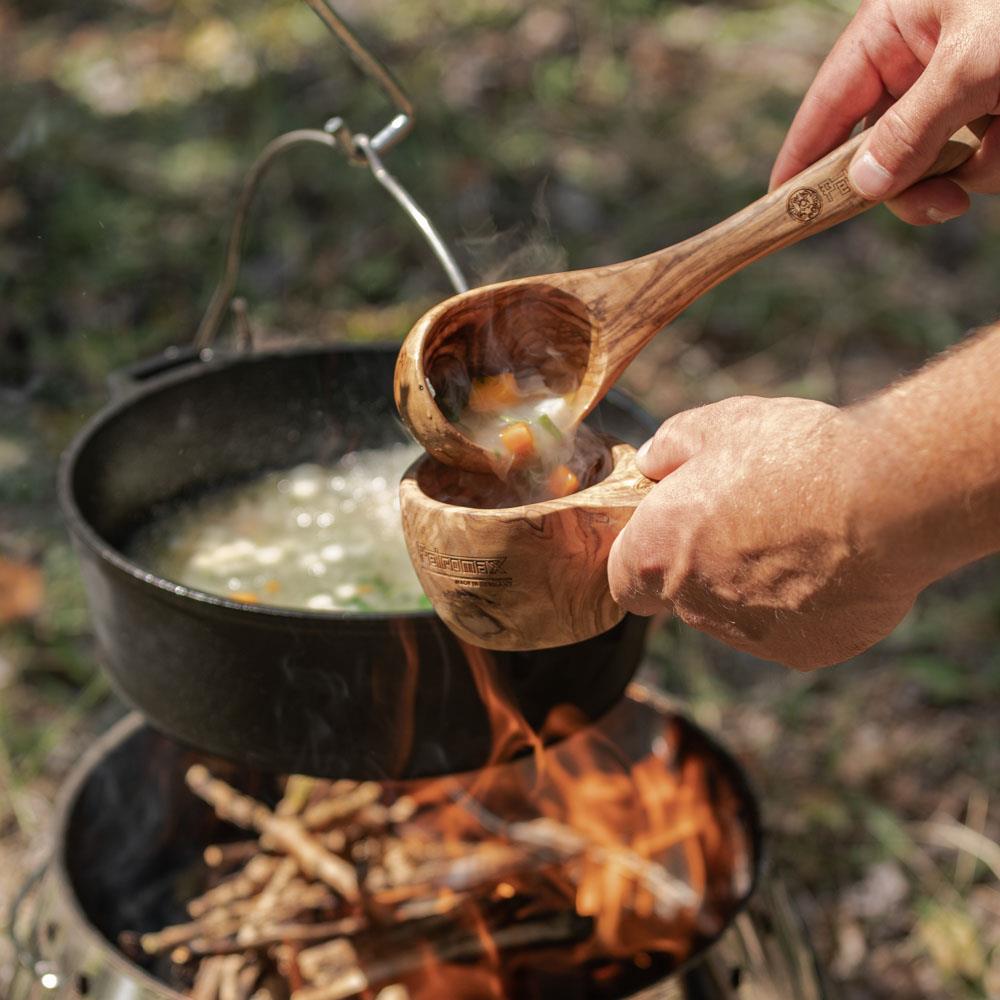 Handgemaakte Petromax pollepel van olijfhout met een diepe schep en lederen ophangkoord voor koken in gietijzeren pannen.
