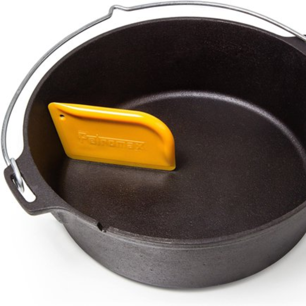 Kunststof Petromax schoonmaak schraper met een gladde rand voor het reinigen van gietijzeren pannen zonder de patina te beschadigen.