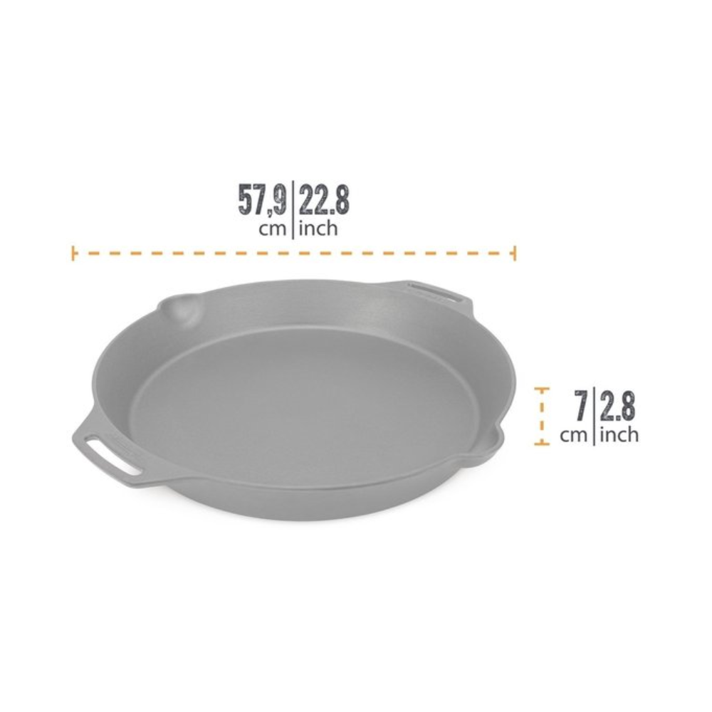 Extra grote gietijzeren Petromax skillet fp50-t met een diameter van 50 cm, voorzien van twee korte zijhandgrepen en schenktuiten voor grote groepen.