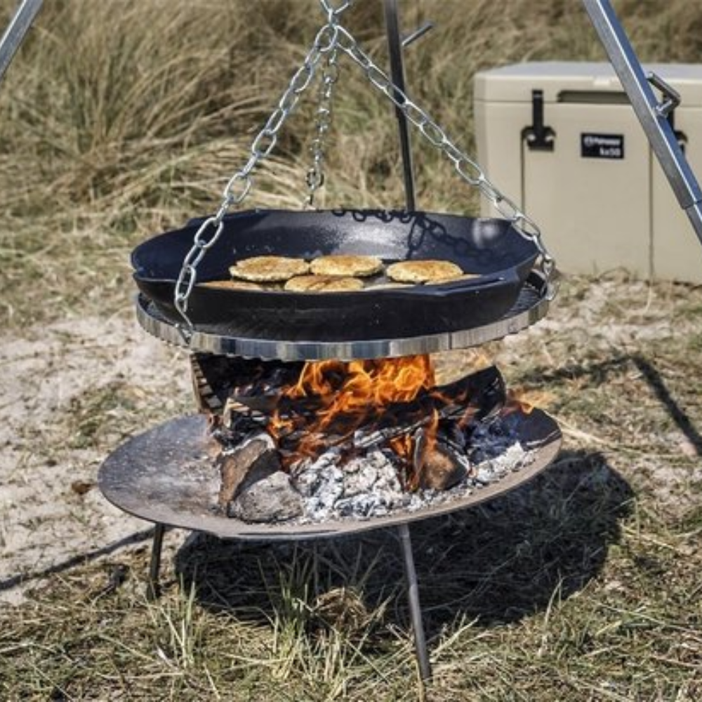 Extra grote gietijzeren Petromax skillet fp50-t met een diameter van 50 cm, voorzien van twee korte zijhandgrepen en schenktuiten voor grote groepen.