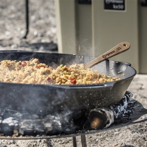 Extra grote gietijzeren Petromax skillet fp50-t met een diameter van 50 cm, voorzien van twee korte zijhandgrepen en schenktuiten voor grote groepen.