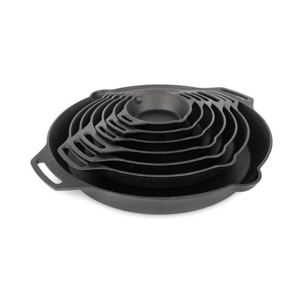 Extra grote gietijzeren Petromax skillet fp50-t met een diameter van 50 cm, voorzien van twee korte zijhandgrepen en schenktuiten voor grote groepen.