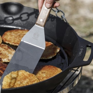Extra grote gietijzeren Petromax skillet fp50-t met een diameter van 50 cm, voorzien van twee korte zijhandgrepen en schenktuiten voor grote groepen.