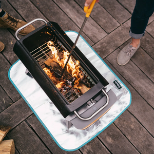 bioLite FirePit+ hittebestendige onderlegmat en beschermmat voor de vuurkorf geplaatst op een houten ondergrond