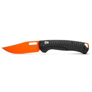 Benchmade Taggedout outdoor zakmes met een opvallend feloranje lemmet, een lichtgewicht carbonfiber handgreep en AXIS-vergrendeling